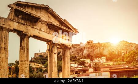 Agora romaine au coucher du soleil en été, Athènes, Grèce. C'est l'un des principaux monuments de la ville d'Athènes. Vue ensoleillée sur les ruines de la Grèce antique surplombant la célèbre o Banque D'Images