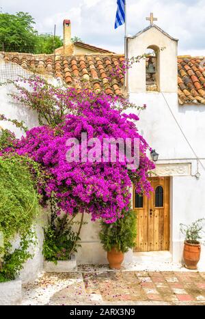 Ancienne église d'Anafiotika, quartier de Plaka, Athènes, Grèce. Plaka est l'une des principales attractions touristiques d'Athènes. Maison pittoresque sur la rue traditionnelle o Banque D'Images