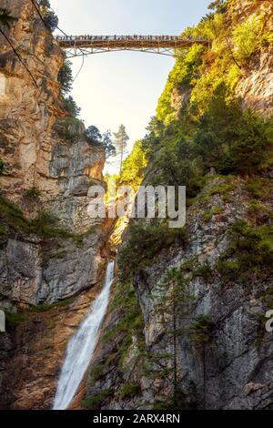 Pont de la Reine Marie ou Marienbrucke au-dessus de la rivière des montagnes près du château de Neuschwanstein, Bavière, Allemagne. Gorge alpine, chute d'eau et pont haut à summ Banque D'Images