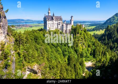 Château de Neuschwanstein près de Fussen, Bavière, Allemagne. Ce château de conte de fées est un monument célèbre de l'Allemagne. Beau paysage avec montagnes et Neu Banque D'Images