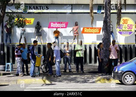 Valencia, Carabobo, Venezuela. 29 janvier 2020. 29 Janvier 2020. Les affiches de vente utilisent certains magasins tentent d'attirer l'attention des acheteurs, alors que les prix sont fixés en dollars compte tenu de la fluctuation constante de la devise étrangère et de l'inflation subie par le pays sud-américain. Les commerçants utilisent les pages de prix en dollars sur les marchés parallèles comme référence et non celle établie par la banque centrale du Venezuela. Photo: Juan Carlos Hernandez Crédit: Juan Carlos Hernandez/Zuma Wire/Alay Live News Banque D'Images