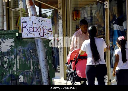 Valencia, Carabobo, Venezuela. 29 janvier 2020. 29 Janvier 2020. Les affiches de vente utilisent certains magasins tentent d'attirer l'attention des acheteurs, alors que les prix sont fixés en dollars compte tenu de la fluctuation constante de la devise étrangère et de l'inflation subie par le pays sud-américain. Les commerçants utilisent les pages de prix en dollars sur les marchés parallèles comme référence et non celle établie par la banque centrale du Venezuela. Photo: Juan Carlos Hernandez Crédit: Juan Carlos Hernandez/Zuma Wire/Alay Live News Banque D'Images