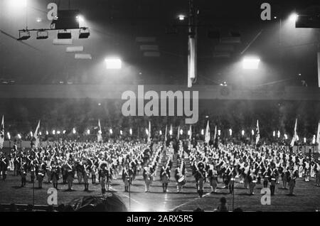 Chapelle marine au tournoi Royal au Earls court Exhibition Building à Londres la retraite de Moscou, joué par l'armée britannique Date: 17 juillet 1975 lieu: Grande-Bretagne, Londres mots clés: Militaire, musique, concours de musique, corps de musique Nom de l'institution: Chapelle marine de la Marine royale Banque D'Images