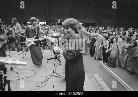 The Orange Full Moon Affair an international Bhagwanfestival in the Frans Otten Stadium in Amsterdam The performance of a group Date: 17 juillet 1981 lieu: Amsterdam, Noord-Holland mots clés : FESTIVES, performances Nom personnel: Frans Otten Stadium Banque D'Images