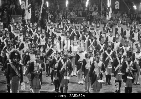 Chapelle marine au tournoi Royal au Earls court Exhibition Building à Londres la retraite de Moscou jouée par l'armée britannique Date: 17 juillet 1975 lieu: Grande-Bretagne, Londres mots clés: Militaire, musique, concours de musique, corps de musique, uniformes Nom de l'institution: Chapelle marine de la Marine royale Banque D'Images