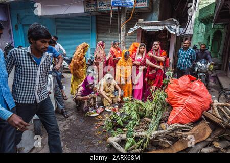 Vrindavan, Inde - 12 mars 2017 : une femme indienne en sari célébrant le festival de Hali à Vrindavan, Inde. Banque D'Images