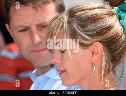 Kate et Gerry McCann lors d'une conférence de presse à l'extérieur de leur appartement à Praia Da Luz, tandis que la recherche continue de leur fille manquante Madeleine qui a été enlevée du complexe le 3 mai 2007. Banque D'Images