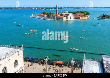 Vue aérienne de Venise, Italie. Piazza San Marco, ou place St Marc, et bord de mer avec gondoles. Île de San Giorgio Maggiore dans le lagon de Venic Banque D'Images