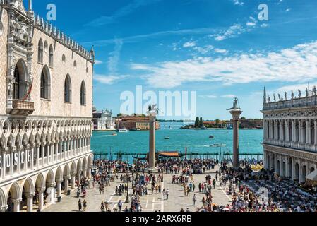 Venise, Italie - 21 mai 2017 : les touristes traversent la place San Marco à Venise. Célèbre Palais des Doges sur la gauche. San Marco (place Saint Marc) i Banque D'Images