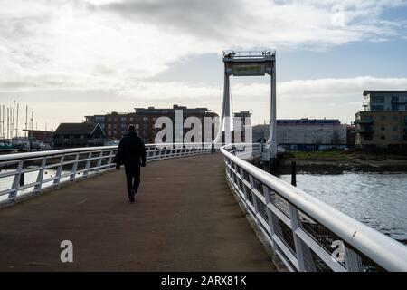 Les gens qui marchent sur le pont du lac Forton ou le pont du millénaire à Gosport au Royaume-Uni Banque D'Images