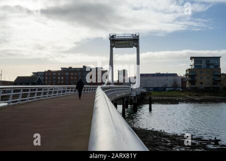 Les gens qui marchent sur le pont du lac Forton ou le pont du millénaire à Gosport au Royaume-Uni Banque D'Images