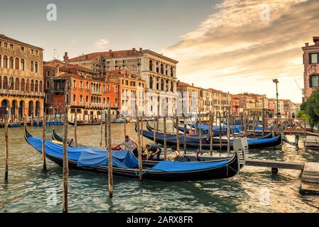 Venise, Italie - 17 mai 2017 : le célèbre Grand Canal avec gondoles au coucher du soleil. Le Grand Canal est l'un des principaux couloirs de circulation de l'eau et des touristes Banque D'Images