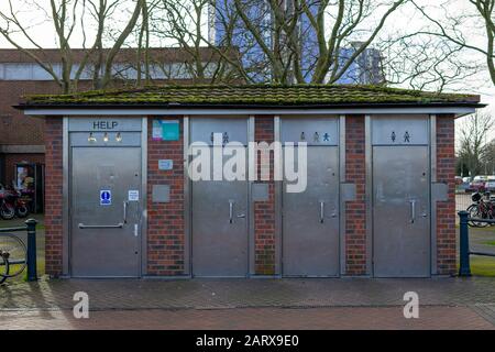 Vieux toilettes publiques avec portes en métal à Gosport ROYAUME-UNI Banque D'Images