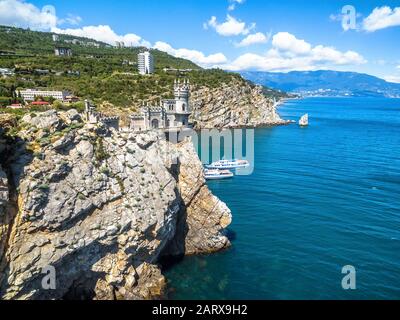 Littoral rocheux pittoresque avec le Nest du château de Swallow au bord du précipice en Crimée, en Russie. Déglutissez's Nest un célèbre point de repère de la Crimée. Magnifique antenne Banque D'Images