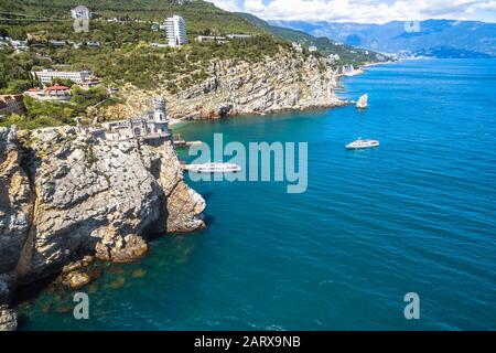 Littoral rocheux pittoresque avec le Nest du château de Swallow au bord du précipice en Crimée, en Russie. Déglutissez's Nest un célèbre point de repère de la Crimée. Panoramique aérien Banque D'Images