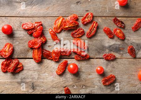 Beaucoup de tomates fraîches et séchées sur fond de bois Banque D'Images