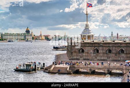 Saint-PÉTERSBOURG, RUSSIE - 13 JUIN 2014 : jetée près de la forteresse Pierre et Paul. Saint-Pétersbourg était la capitale de la Russie et attire de nombreux touristes. Banque D'Images