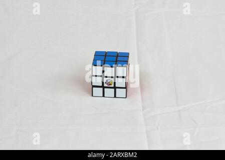 Dayton, OH- 28 janvier 2020: Cube Rubix assis sur une feuille blanche. Fond blanc du jouet populaire Banque D'Images