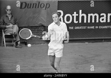 Open Dutch tennis Championships 1969 à Hilversum Tom Okker en action Date: 2 août 1969 lieu: Hilversum, Noord-Holland mots clés: Sport, tennis, compétitions Nom personnel: Okker, Tom Banque D'Images