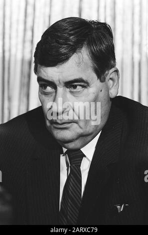 Conférence de presse du nouveau conseil d'administration de la section de football payée de la KNVB ton Harmsen Date: 25 mai 1983 mots clés: Conférences de presse, portraits, football, présidents Nom personnel: Harmsen, ton Banque D'Images