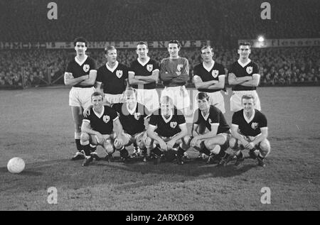 Tottenham Hotspur équipe coupe d'Europe premier tour 1961, jouant loin à Feyenoord De gauche à droite - back row - Maurice Norman, Peter Baker , Tony Marchi , Bill Brown , Danny Blanchflower , Ron Henry front - Cliff Jones , John White , Frank Saul , Bobby Smith , Terry Dyson ; Banque D'Images