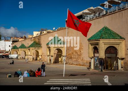 Meknes, Maroc - drapeau marocain agitant dans l'air Banque D'Images