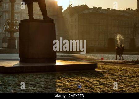 Prague, République tchèque, 29 janvier 2020 - statue d'Antonín Dvorák à Rudolfinum à Prague, le matin brumeux, aux rayons lumineux magnifiques Banque D'Images