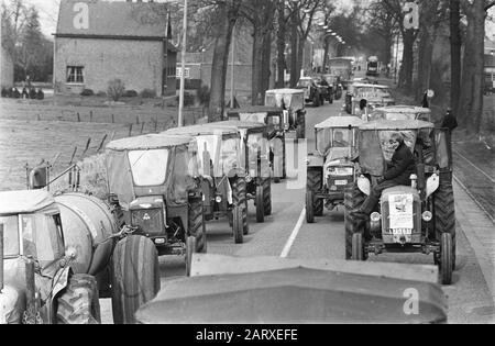 Manifestation des agriculteurs belges avec des tracteurs sur la route des tracteurs des Pays-Bas au cours de l'action Date: 19 mars 1971 lieu: Belgique mots clés: Démonstrations, agriculteurs, tracteurs Banque D'Images