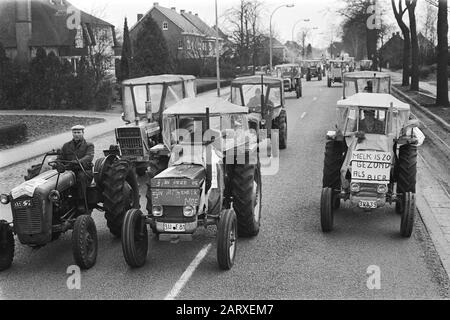 Manifestation des agriculteurs belges avec des tracteurs sur la route des tracteurs des Pays-Bas au cours de l'action Date: 19 mars 1971 lieu: Belgique mots clés: Démonstrations, agriculteurs, tracteurs Banque D'Images