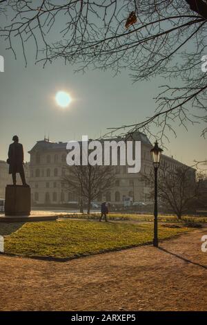 Prague, République tchèque, 29 janvier 2020 - statue d'Antonín Dvorák à Rudolfinum à Prague, le matin brumeux, aux rayons lumineux magnifiques Banque D'Images