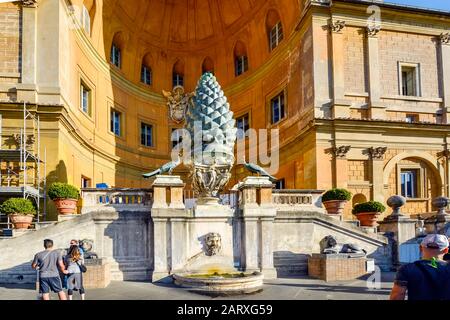 Les touristes visitent la Fontana della Pigna, une ancienne fontaine romaine qui décore maintenant une niche dans le mur du Vatican dans la Cité du Vatican, Rome Banque D'Images