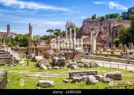 Vue sur le Forum romain en été, Rome, Italie. C'est l'une des principales attractions touristiques de Rome. Panorama pittoresque des ruines anciennes de Rome. Vestiges célèbres de Banque D'Images