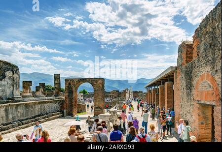 Pompéi, ITALIE - 13 MAI 2014 : les touristes visitent les ruines de la ville. Pompéi est une ancienne ville romaine décédée de l'éruption du Vésuve en 79 après Jésus-Christ. Banque D'Images