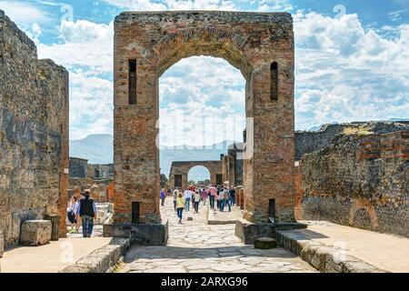 Pompéi, ITALIE - 13 MAI 2014 : les touristes visitent les ruines de la ville. Pompéi est une ancienne ville romaine décédée de l'éruption du Vésuve en 79 A. Banque D'Images