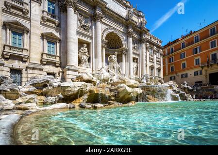 Fontaine de Trévi (Fontana di Trevi) dans le centre de Rome, Italie. Célèbre monument de Rome à la lumière du soleil. La fontaine de Trevi est l'une des principales attractions de voyage o Banque D'Images