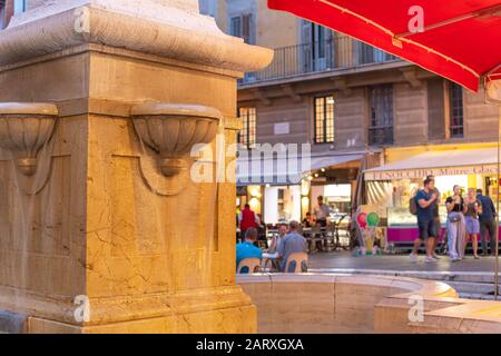 Des cascades d'eau de la fontaine historique d'obélisque Sur La Place Rossetti dans la vieille ville du Vieux Nice plein de boutiques, cafés et églises à Nice France Banque D'Images