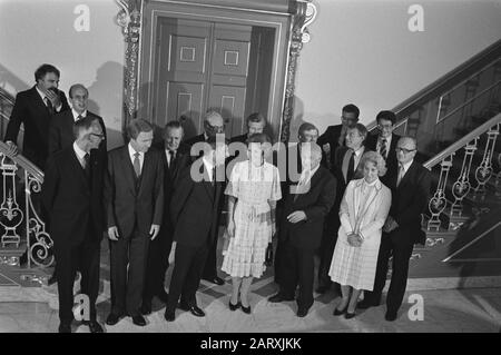 Cabinet Van Agt/Den Uyl assermenté première rangée de gauche à droite Max van der Stoel (PvdA), Jan Terlouw (D66), Sèche van Agt (CDA), Beatrix, Reine des Pays-Bas, Joop den Uyl (PvdA), Til Gardeniers (CDA), Jos van Keenade (PvdA); Rangée arrière André van der Louw (PvdA), Job de Ruiter (CDA), Henk Zeevalking (D66), Fons van der Ste (CDA), Jan de Koning (CDA), Ed van Thijn (PvdA) au cabinet prêté serment Van Agt/Den Uyl Date : 11 septembre 1981 lieu : Septembre 1981 nominations au bureau, portraits de groupe, reines, ministres, gouvernements Nom personnel: AGT, Dries van, Beatrix (Reine Pays-Bas Banque D'Images