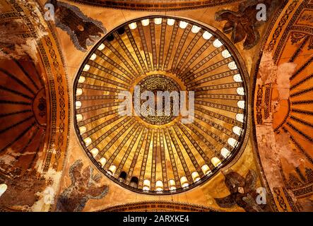 Istanbul - 25 MAI 2013 : le plafond de la basilique Sainte-Sophie. L'église Sainte-Sophie est le plus grand monument de la culture byzantine. Il a été construit dans le 6 t. Banque D'Images