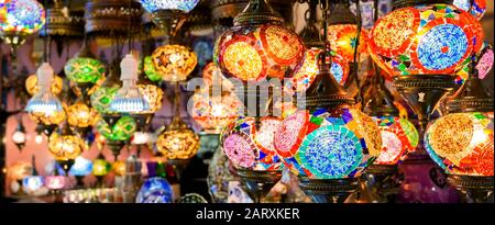 Lampes en vitrail dans le Grand Bazar, Istanbul, Turquie. Vue panoramique sur les cadeaux orientaux colorés. De belles lampes dans le marché artisanal de gros plan. Arabe et Banque D'Images