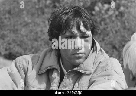 Stage de formation équipe néerlandaise à Noordwijk; Marco van Basten suit l'entraînement du côté en raison de blessures graves à cheekbone Date: 23 mai 1988 lieu: Noordwijk mots clés: Sport, football Nom personnel: Basten, Marco van Banque D'Images