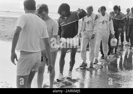 Stage de formation équipe néerlandaise à Noordwijk; sélection promenades le long de la plage, front Ruud Gullit Date: 23 mai 1988 lieu: Noordwijk mots clés: Sport, football Nom personnel: Gullit, Ruud Banque D'Images