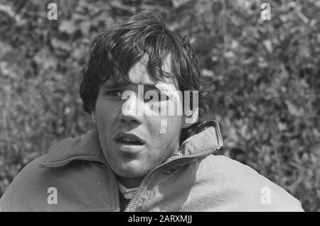 Stage de formation équipe néerlandaise à Noordwijk; Marco van Basten suit l'entraînement du côté en raison de blessures graves à cheekbone Date: 23 mai 1988 lieu: Noordwijk mots clés: Sport, football Nom personnel: Basten, Marco van Banque D'Images