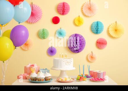 Une délicieuse barre de bonbons pour la fête d'anniversaire sur la table sur fond de couleur Banque D'Images