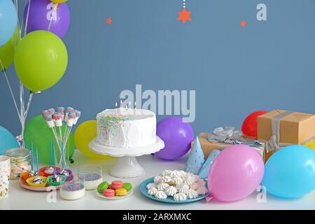 Une délicieuse barre de bonbons pour la fête d'anniversaire sur la table sur fond de couleur Banque D'Images