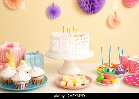 Une délicieuse barre de bonbons pour la fête d'anniversaire sur la table sur fond de couleur Banque D'Images