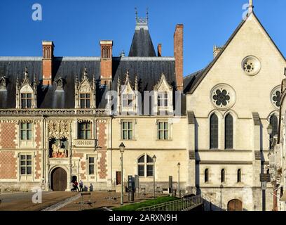 France - 22 SEPTEMBRE 2013 : le château Royal de Blois : la façade de l'aile Louis XII. Ce vieux palais est situé dans la vallée de la Loire dans le centre Banque D'Images