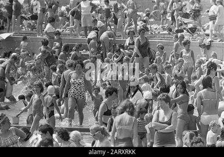 Chaleur tropicale. Un anthill de gens dans les Sloterplas Date: 1 juillet 1968 mots clés: Baigneurs Banque D'Images