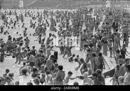 Chaleur tropicale. Un anthill de gens dans les Sloterplas Date: 1 juillet 1968 mots clés: Baigneurs, flaques Banque D'Images