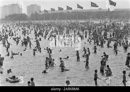 Chaleur tropicale. Un anthill de gens dans les Sloterplas Date: 1 juillet 1968 mots clés: Baigneurs, flaques Banque D'Images