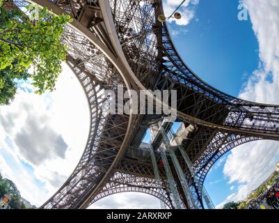 La tour Eiffel à Paris. Vue du dessous. Banque D'Images